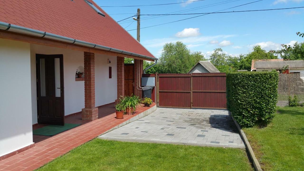 Tiszavirag Vendeghaz Villa Tiszabábolna Екстериор снимка